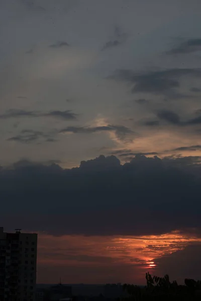 Cielo Carmesí Una Puesta Sol Contrastante Sobre Una Gran Ciudad — Foto de Stock