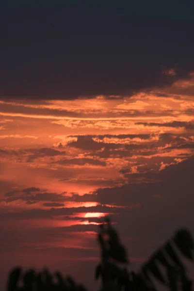 ウクライナの大都市の上に対照的な日没で真紅の空 最後の数秒でハリコフ市と太陽は地平線の後ろに消えます 通過日の素晴らしい景色と日と夜の会議 地平線の雲 — ストック写真