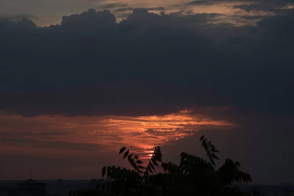 Ein Purpurroter Himmel Einem Kontrastierenden Sonnenuntergang Über Einer Großen Stadt — Stockfoto