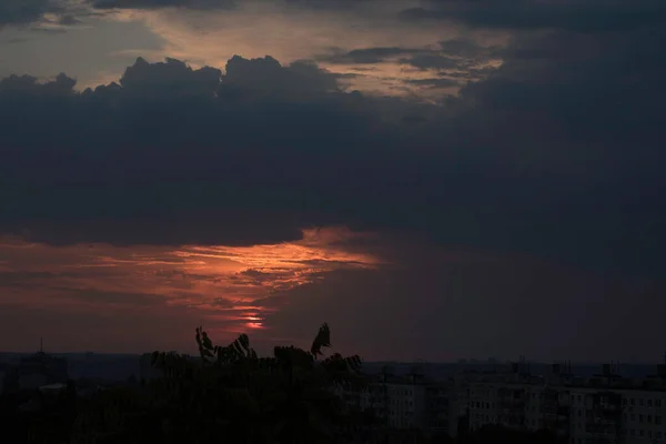 乌克兰的一个大城市哈尔科夫市 在最后几秒钟里 夕阳西下 天空一片红晕 太阳将从地平线上消失 这是一个令人惊叹的景象 它可以看到过去的一天和黑夜与白昼的交汇 地平线上的云彩 — 图库照片