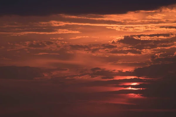 Ein Purpurroter Himmel Einem Kontrastierenden Sonnenuntergang Über Einer Großen Stadt — Stockfoto