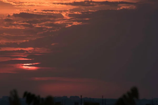 Karmosinblå Himmel Kontrasterande Solnedgång Över Stor Stad Ukraina Staden Charkiv — Stockfoto