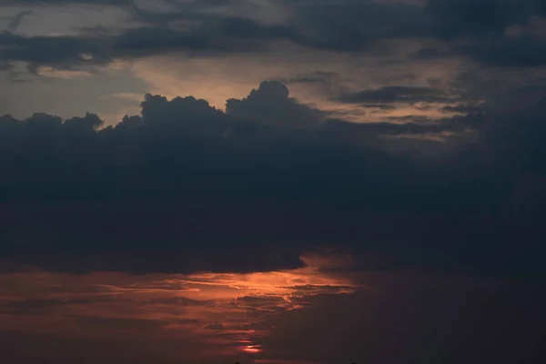 Ein Purpurroter Himmel Einem Kontrastierenden Sonnenuntergang Über Einer Großen Stadt — Stockfoto