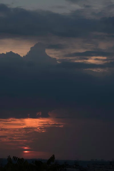 Ein Purpurroter Himmel Einem Kontrastierenden Sonnenuntergang Über Einer Großen Stadt — Stockfoto