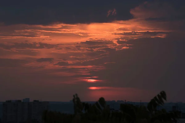 Cielo Carmesí Una Puesta Sol Contrastante Sobre Una Gran Ciudad — Foto de Stock