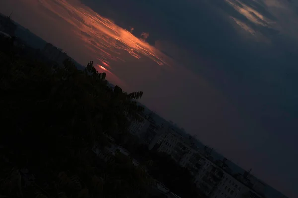 Karmosinblå Himmel Kontrasterande Solnedgång Över Stor Stad Ukraina Staden Charkiv — Stockfoto
