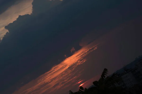 Ein Purpurroter Himmel Einem Kontrastierenden Sonnenuntergang Über Einer Großen Stadt — Stockfoto