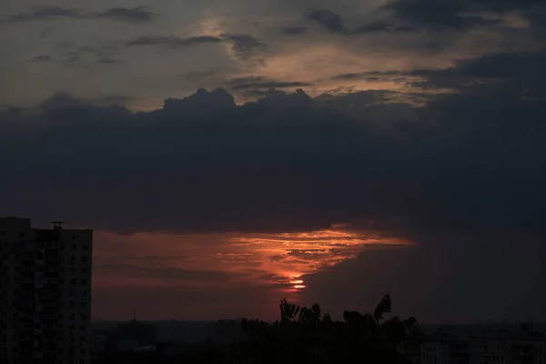 Céu Carmesim Pôr Sol Contrastante Sobre Uma Grande Cidade Ucrânia Fotografia De Stock