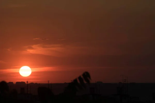 Karmosinblå Himmel Kontrasterande Solnedgång Över Stor Stad Ukraina Staden Charkiv — Stockfoto