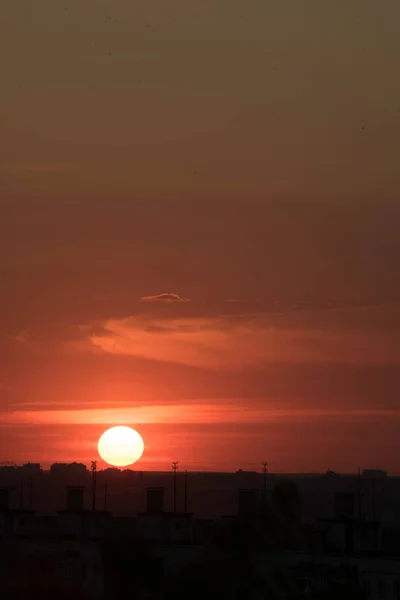 Ofullbordad Bild Förbigående Dag Vid Solnedgången Över Stor Stad Kraftfull — Stockfoto