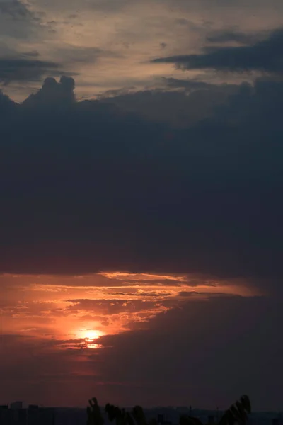 Una Imagen Inacabada Día Que Pasa Atardecer Sobre Una Gran —  Fotos de Stock