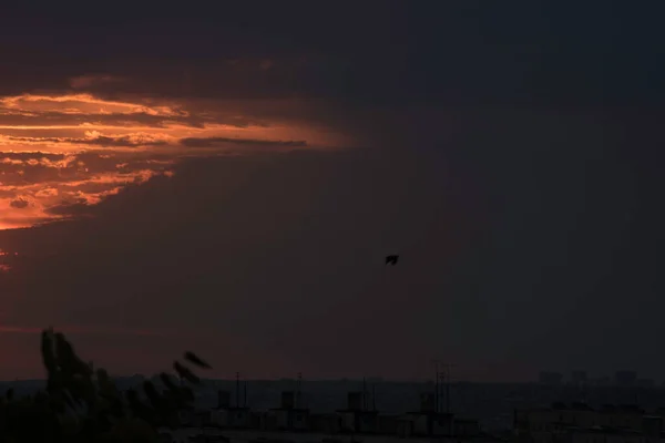 Niedokończony Obraz Mijającego Dnia Zachodzie Słońca Nad Dużym Miastem Silnym — Zdjęcie stockowe