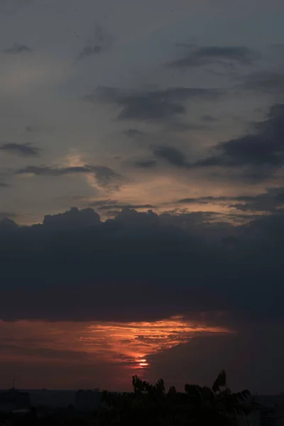 Gün Batımında Büyük Bir Şehrin Üzerinde Gece Uzun Sıcak Bir — Stok fotoğraf