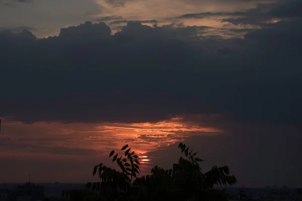 Niedokończony Obraz Mijającego Dnia Zachodzie Słońca Nad Dużym Miastem Silnym — Zdjęcie stockowe