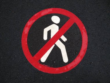 Asfaltta yayaların hareketini yasaklayan bir tabela. Yayaların yürümesine izin verilmiyor. Kırmızı daireyi geçtiğinin ve yağmurdan sonra yolda fotokopi çektiğinin işareti. Yürümek yok..