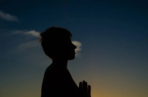 Silhouette Eines Meditierenden Mädchens Vor Dem Hintergrund Des Morgenhimmels Das — Stockfoto