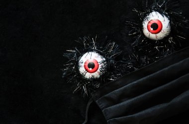 Cadılar Bayramı covid-19 konsepti. Tıbbi koruyucu maskeli, fotokopi alanı olan cadılar bayramı süslemeleri. 2020 Cadılar Bayramı Coronavirüs salgını sırasında.