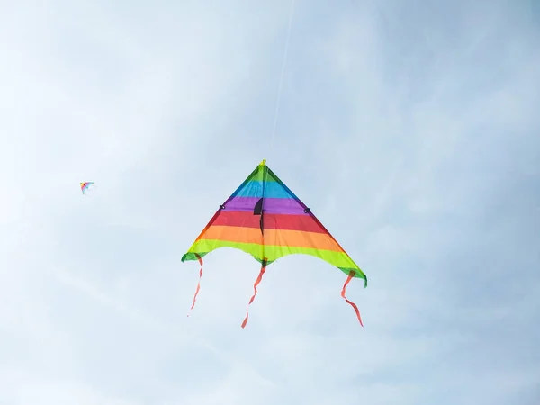 Bunte Drachen Fliegen Wind Vor Strahlend Blauem Himmel Mit Kopierraum — Stockfoto