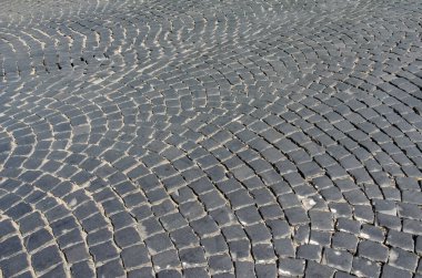 Kapalı eski kaldırım taşları. Lviv, Ukrayna 'da kaldırımlı bir cadde. Eski kırık asfalt sokak. Taştan bir çatı. Kaldırım üzerindeki granit kaldırım taşları. Taş çimento döşeme dokusu sokağı.