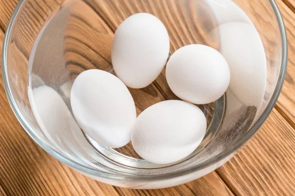 Сирі яйця в мисці з водою — стокове фото