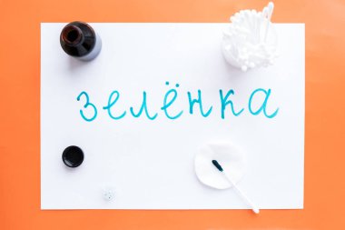 Silin ve yeşil antiseptik temiz. Zelenka lekeli adam.