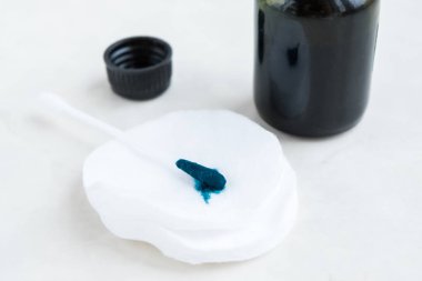 Silin ve yeşil antiseptik temiz. Zelenka lekeli adam.