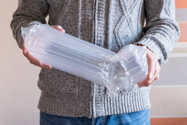 Напівпрозоре повітряна упаковка тримається за руки, пластикова упаковка — стокове фото