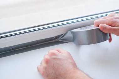 Sızdırmazlık bandı üstünde pencere içinde ev koyarak alt