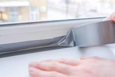 Sızdırmazlık bandı üstünde pencere içinde ev koyarak alt