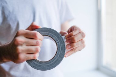 Sızdırmazlık bandı üstünde pencere içinde ev koyarak alt