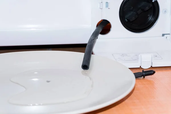 Υπηρεσία από το πλυντήριο, το φίλτρο με έναν σωλήνα, νερού χύνει — Φωτογραφία Αρχείου