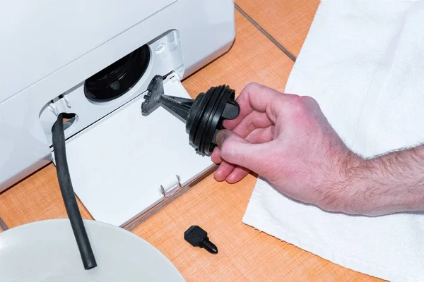 Open klep van de wasmachine filter. Reparatiewerkzaamheden van de wasmachine — Stockfoto