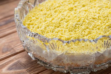 Balık Pişirme sürecinin Mimoza salata katmanlı. Rendelenmiş yumurta sarısı döşeme.