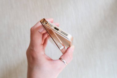 Elinde bükülmüş akıllı telefon için silikon kılıf