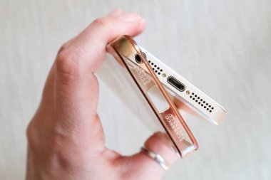 Elinde bükülmüş akıllı telefon için silikon kılıf