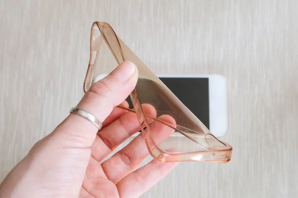 Силіконовий футляр для смартфона зігнутий в руці — стокове фото