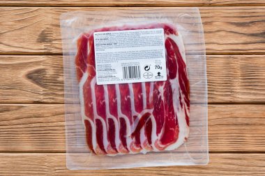 Jamon ince şeffaf bir paket içinde. Lezzetli et