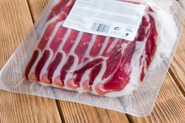 Jamon ince şeffaf bir paket içinde. Lezzetli et