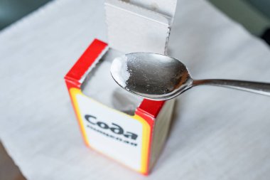 Kaşıkta soda tozu. Karton kutudan soda