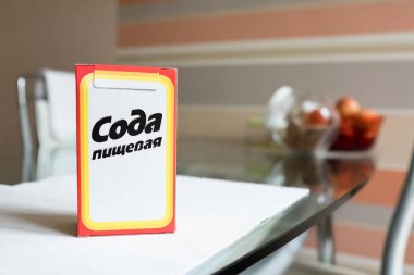 Gazoz. Mutfakta bir paket soda.
