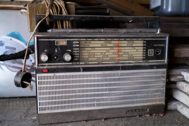 Garajda eski radyo alıcısı. Rafta tozlu radyo