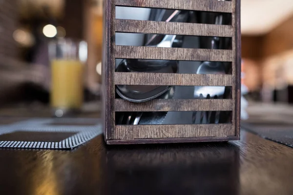 Dřevěné příbory stojí v kavárně. Lžíce, vidlička na oběd v restauraci. — Stock fotografie