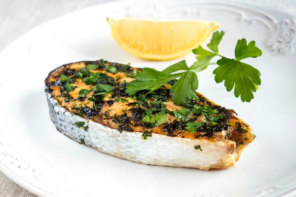 Salmão Com Salsa Limão Prato Branco Servindo Peixe Vermelho — Fotografia de Stock