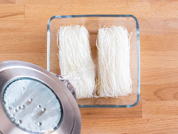 Fjunchoza Aan Het Koken Giet Vermicelli Met Heet Water — Stockfoto