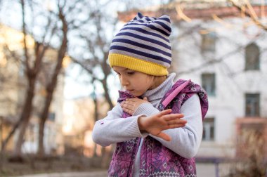 Kız baharda yürür. Böceği ara, düşün..