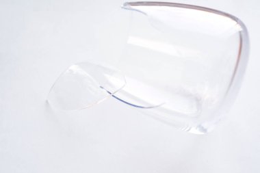 .Kırık cam. Bir cam parçası. İnsan yok, üst manzara..