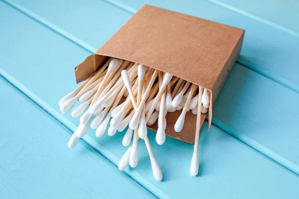 Palos Cosméticos Ecológicos Una Caja Palos Madera Para Limpiar Las — Foto de Stock