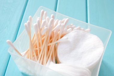 Pamuk tomurcukları ve diskler bir kutuda saklanır. Kozmetik ahşap çubuklar ve yuvarlak çubuklar.