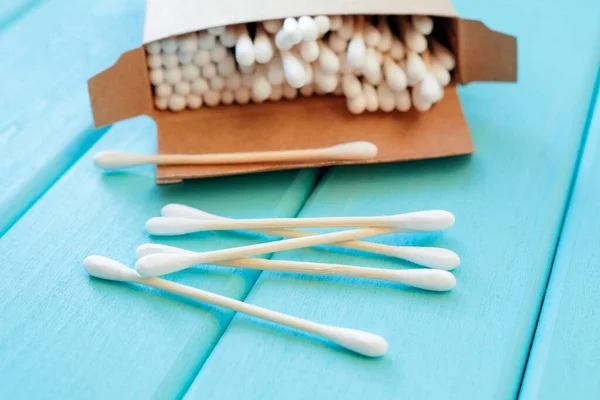 Cotton Buds Scattered Turquoise Background Eco Friendly Hygiene Product — Stock Photo, Image