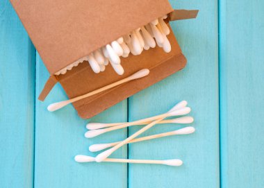 Tek kullanımlık kozmetik çubuklar. Kulakları temizlemek için ahşap eko çubukları